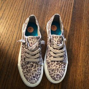 🛑 (SOLD) Blowfish Malibu sneakers